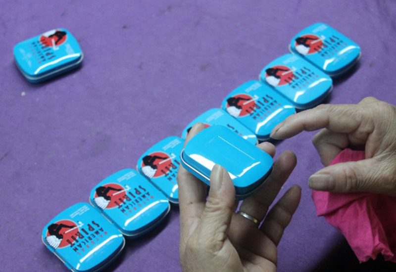 Matchbox packaging tin box records the production process of matchbox tin boxes and the daily packing of workers